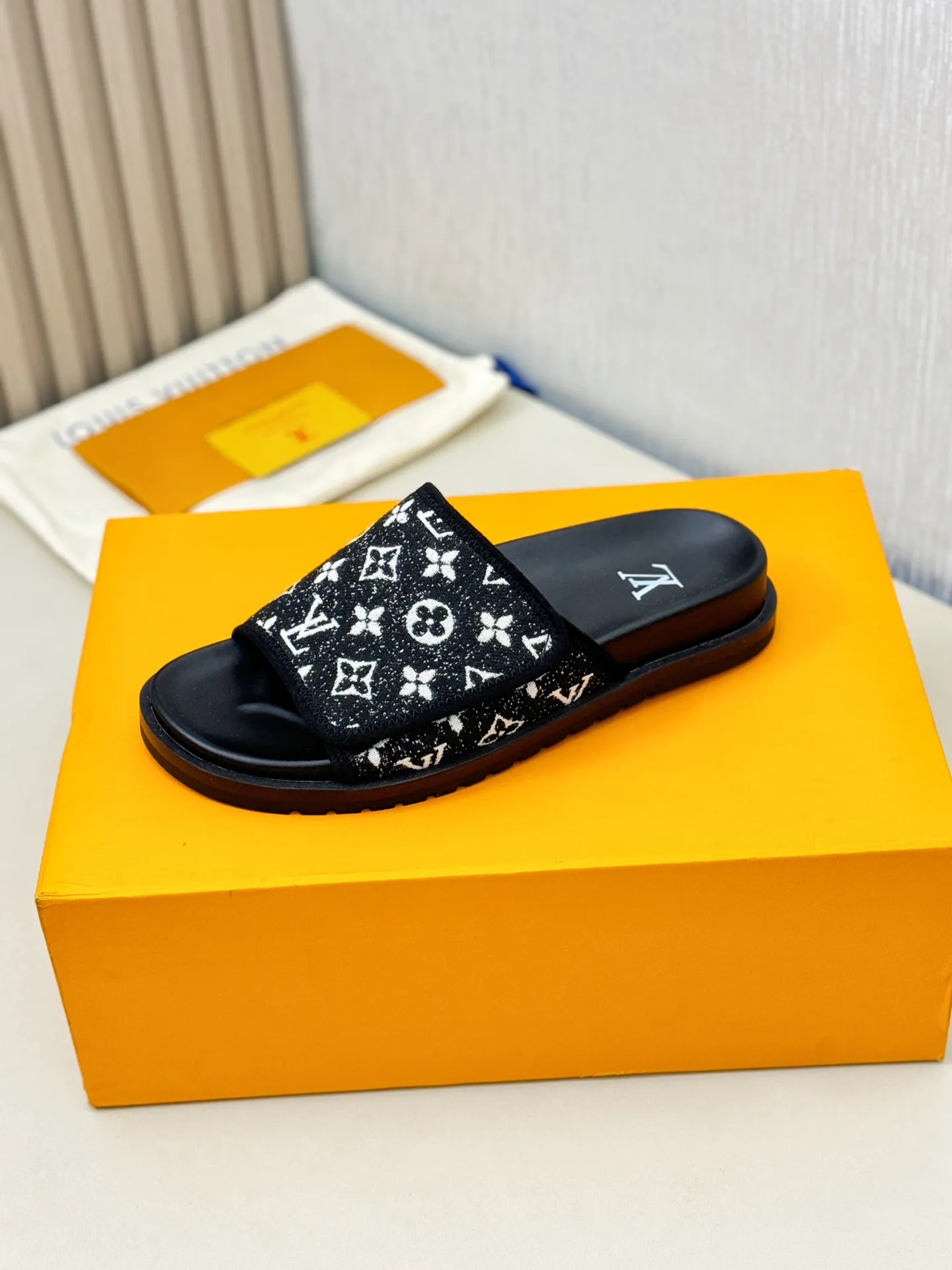 [L Home] P: 340💰Size: 38-45 Top purchasing agent lv men's summer slippers, classic presbyopia with Velcro, soft real leather lining, unique color splicing effect, distinctive personality, fashionable and trendy essential style, light and comfortable. Lightweight and tough rubber insole, micro ridged foam outsole, super comfortable!